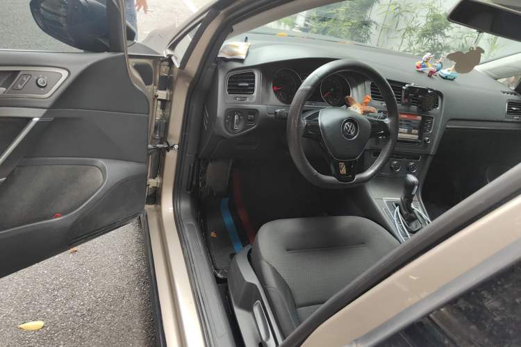 Used Volkswagen Golf 2015 1.4TSI Automatic Comfort Model Interior 3