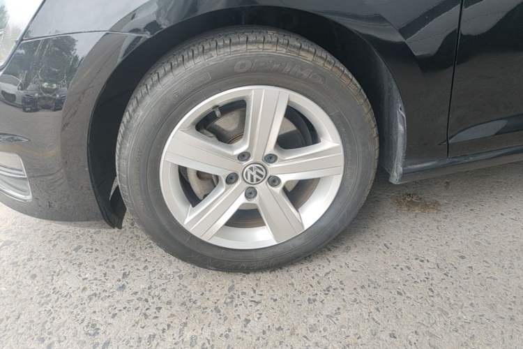 Used Volkswagen Golf 2015 1.6L Automatic Comfort Model Left Front Wheel Hub