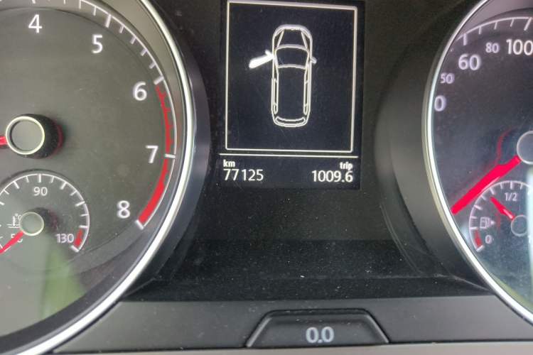 Used Volkswagen Golf 2015 1.4TSI Comfort Travel Edition Odometer Close Up