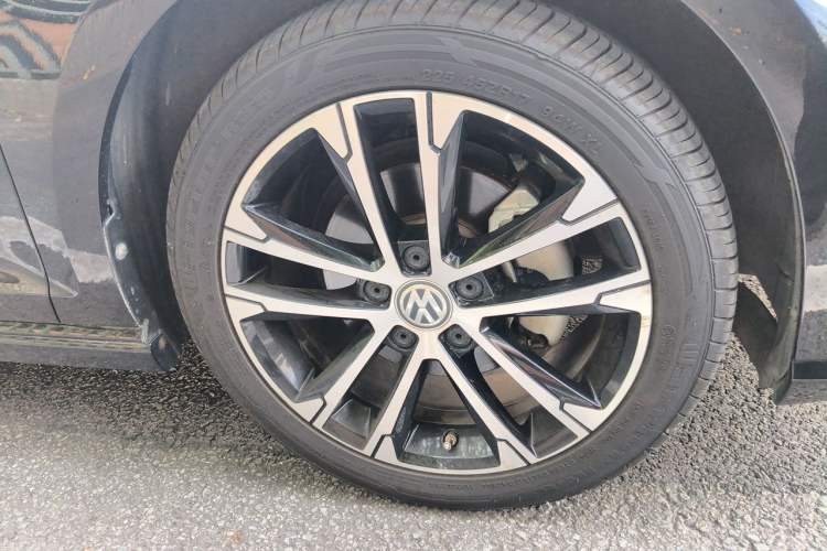 Used Volkswagen Golf 2015 1.4TSI Automatic R-Line Right Front Wheel Hub