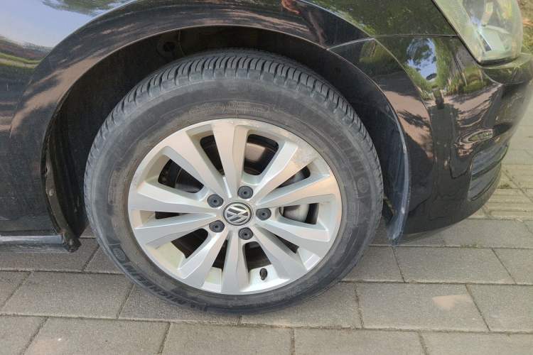 Used Volkswagen Golf 2015 1.4TSI Comfort Travel Edition Right Front Wheel Hub