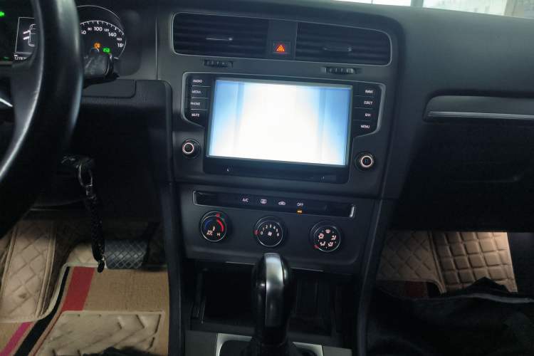 Used Volkswagen Golf 2015 1.4TSI Automatic Comfort Model Audio And AC Panel