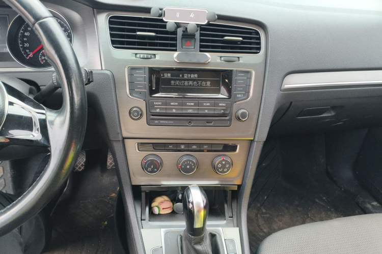 Used Volkswagen Golf 2015 1.6L Automatic Comfort Model Audio And AC Panel