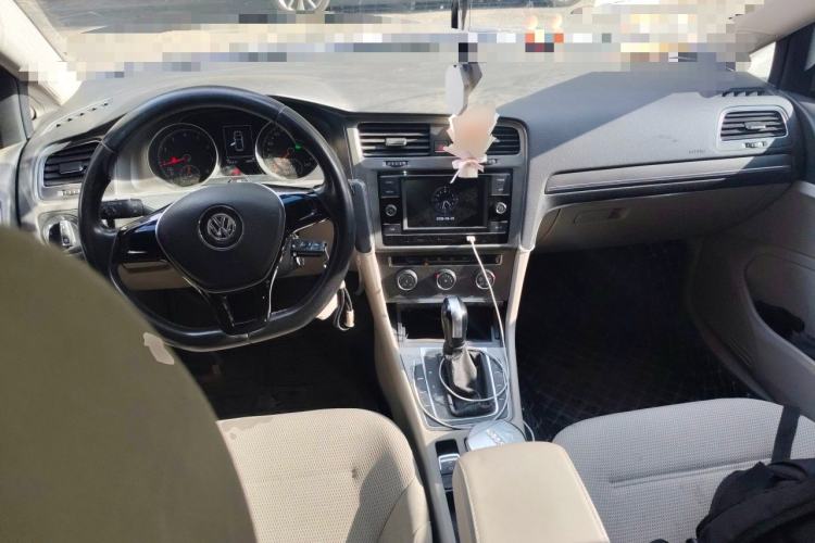 Used Volkswagen Golf 2015 1.6L Automatic Comfort Model Center Console