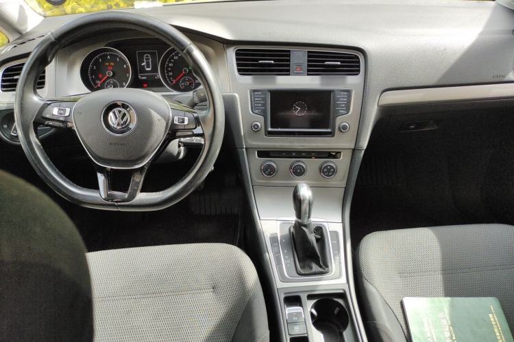 Used Volkswagen Golf 2015 1.4TSI Comfort Travel Edition Center Console