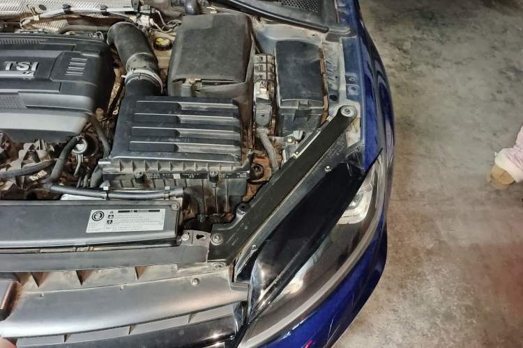 Used Volkswagen Golf 2015 2.0 TSI R Engine Bay Left