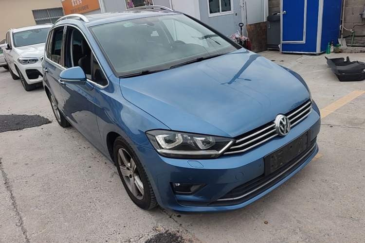 Used Volkswagen Golf 2015 1.4TSI Sportsvan Front Right 45 Deg