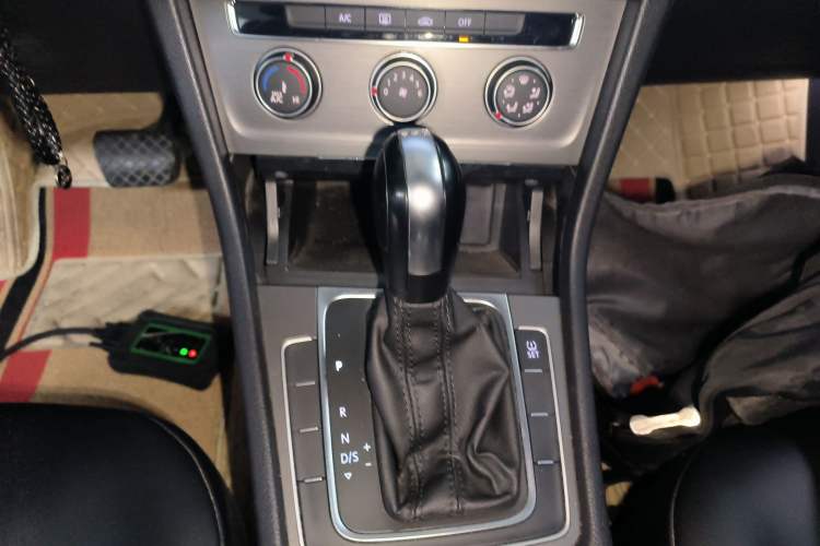 Used Volkswagen Golf 2015 1.4TSI Automatic Comfort Model Gear Lever