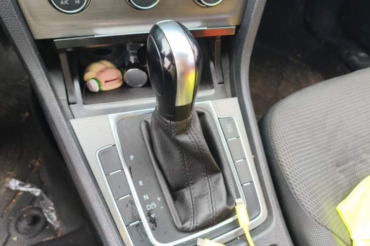 Used Volkswagen Golf 2015 1.6L Automatic Comfort Model Gear Lever