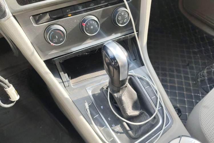 Used Volkswagen Golf 2015 1.6L Automatic Comfort Model Gear Lever