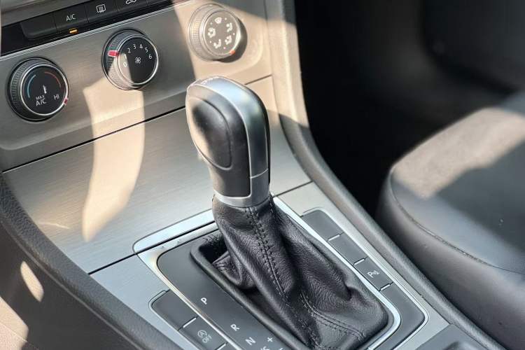 Used Volkswagen Golf 2015 1.4TSI Comfort Travel Edition Gear Lever