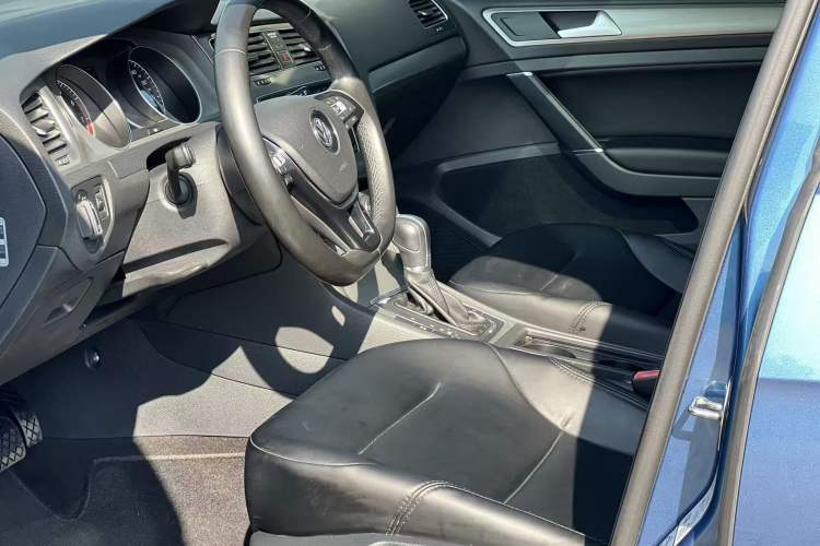 Used Volkswagen Golf 2015 1.4TSI Comfort Travel Edition Interior 2