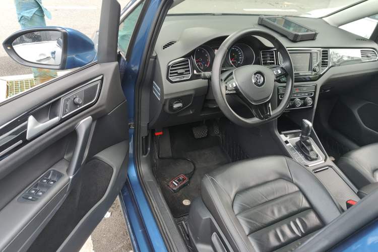 Used Volkswagen Golf 2015 1.4TSI Sportsvan Interior 3