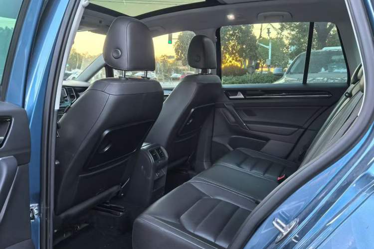 Used Volkswagen Golf 2015 1.4TSI Sportsvan Interior 3
