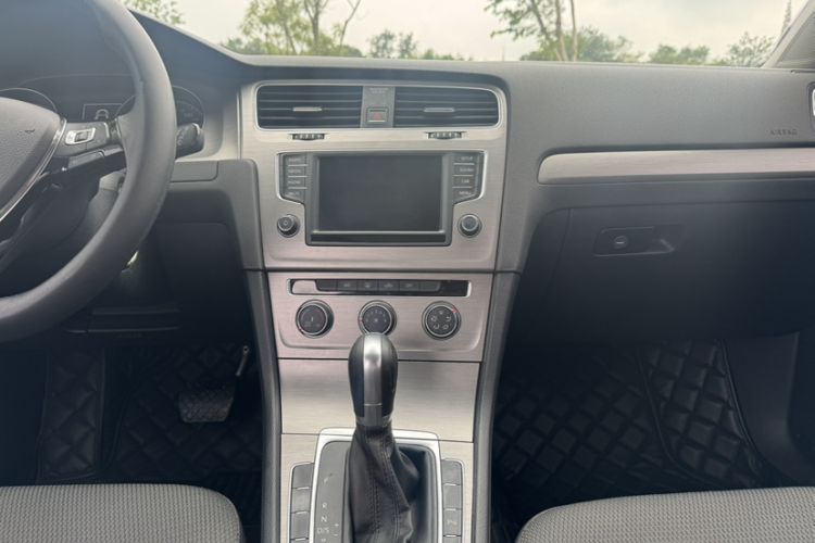 Used Volkswagen Golf 2015 1.4TSI Comfort Travel Edition Interior 4