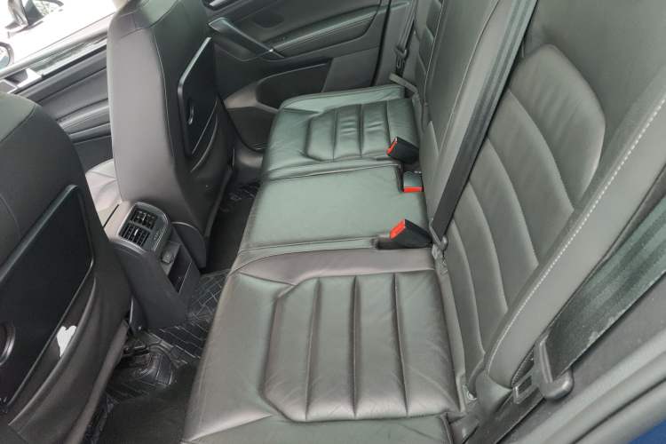 Used Volkswagen Golf 2015 1.4TSI Sportsvan Interior 4