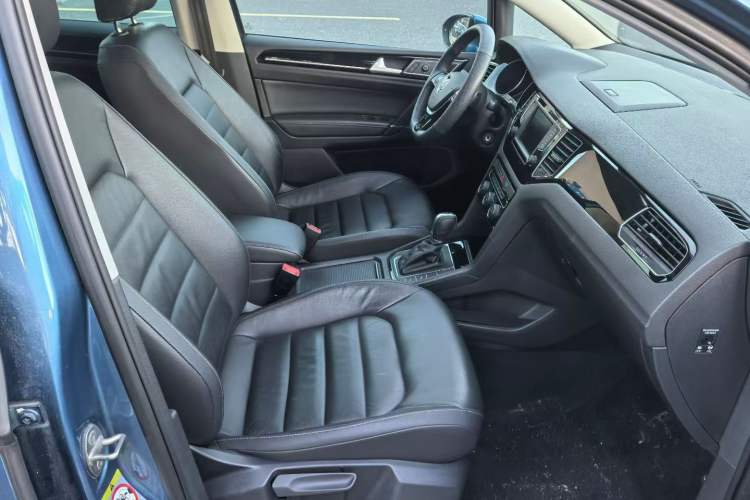 Used Volkswagen Golf 2015 1.4TSI Sportsvan Interior 4
