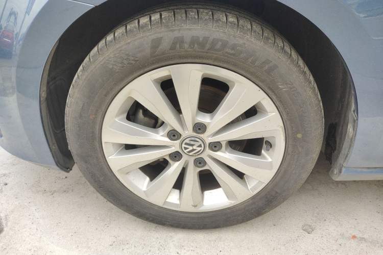 Used Volkswagen Golf 2015 1.4TSI Comfort Travel Edition Left Front Wheel Hub
