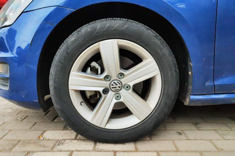 Used Volkswagen Golf 2015 1.4TSI Automatic Comfort Model Left Front Wheel Hub