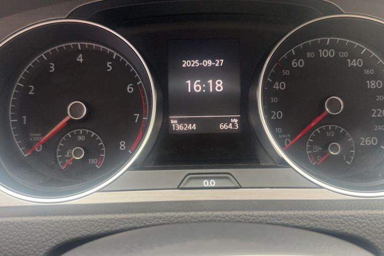Used Volkswagen Golf 2015 1.4TSI Comfort Travel Edition Odometer Close Up