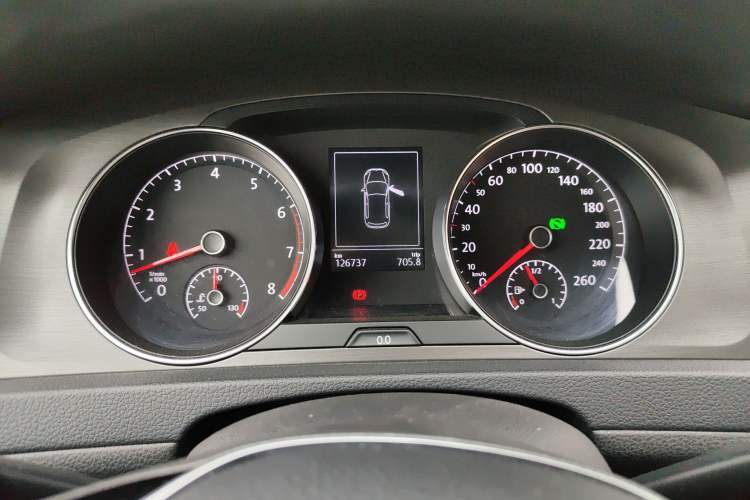 Used Volkswagen Golf 2015 1.4TSI Automatic Comfort Model Odometer Close Up