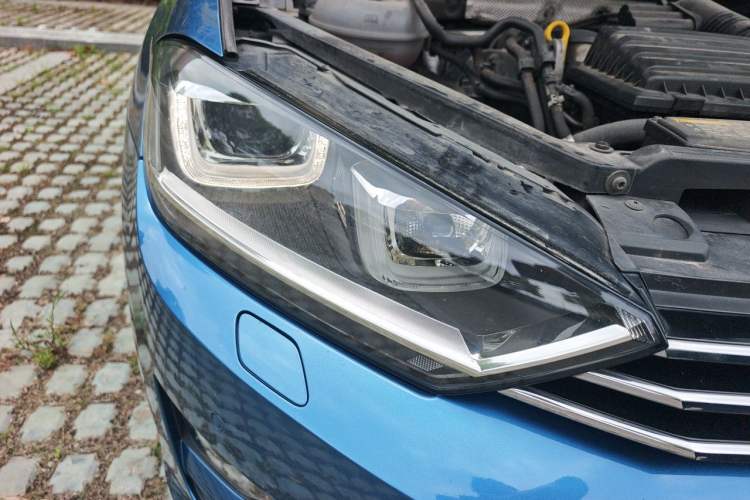 Used Volkswagen Golf 2015 1.4TSI Sportsvan Right Front Headlight