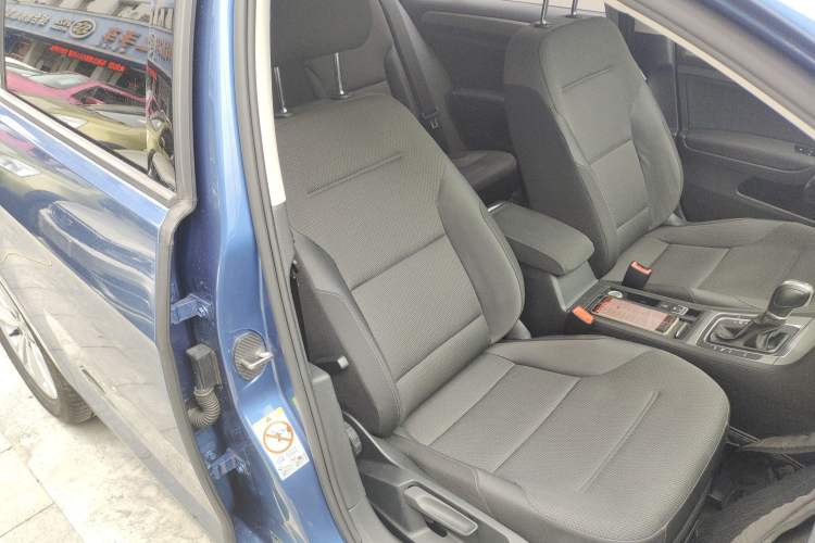 Used Volkswagen Golf 2015 1.4TSI Comfort Travel Edition Right Front Seat