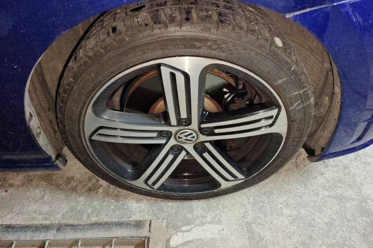 Used Volkswagen Golf 2015 2.0 TSI R Right Front Wheel Hub
