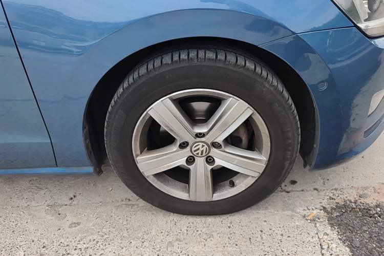 Used Volkswagen Golf 2015 1.4TSI Sportsvan Right Front Wheel Hub