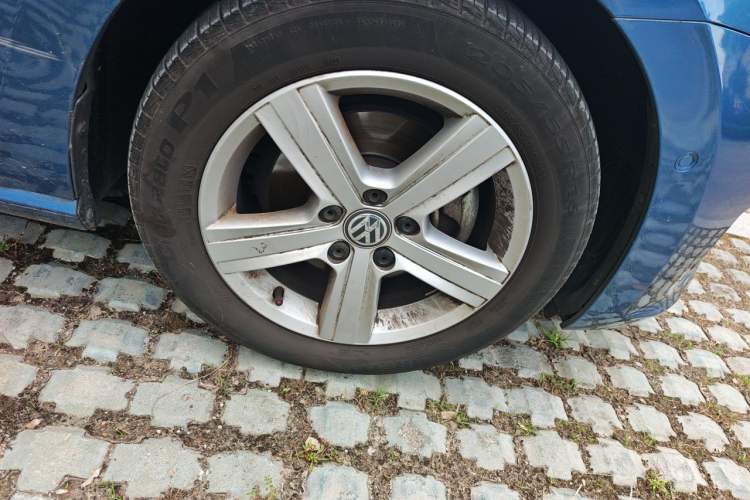 Used Volkswagen Golf 2015 1.4TSI Sportsvan Right Front Wheel Hub