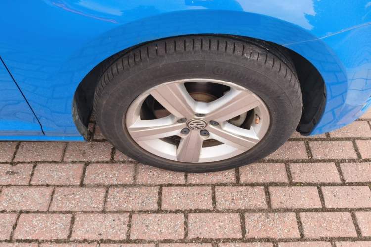 Used Volkswagen Golf 2015 1.6L Automatic Comfort Model Right Front Wheel Hub