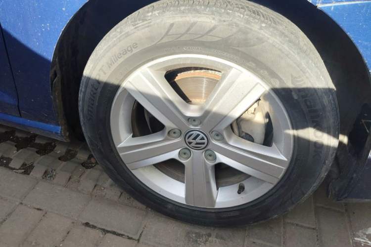 Used Volkswagen Golf 2015 1.6L Automatic Comfort Model Right Front Wheel Hub