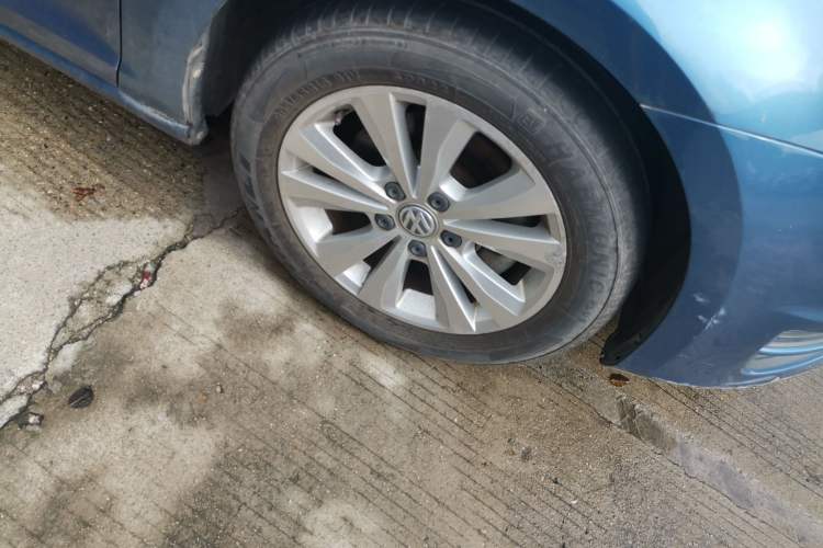 Used Volkswagen Golf 2015 1.4TSI Comfort Travel Edition Right Front Wheel Hub