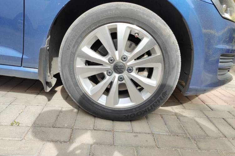 Used Volkswagen Golf 2015 1.4TSI Comfort Travel Edition Right Front Wheel Hub