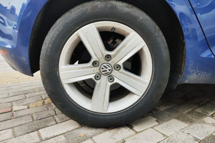 Used Volkswagen Golf 2015 1.4TSI Automatic Comfort Model Right Rear Wheel Hub