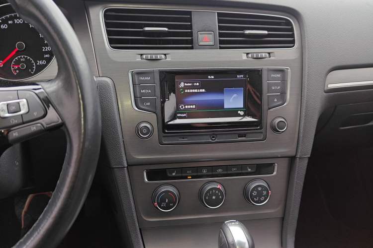 Used Volkswagen Golf 2015 1.4TSI Automatic Luxury Model Audio And AC Panel
