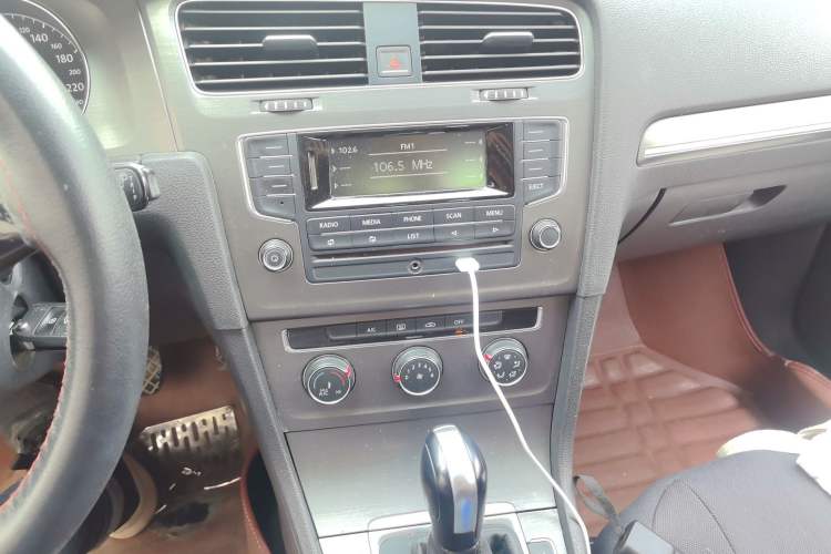 Used Volkswagen Golf 2015 1.4TSI Automatic Comfort Model Audio And AC Panel