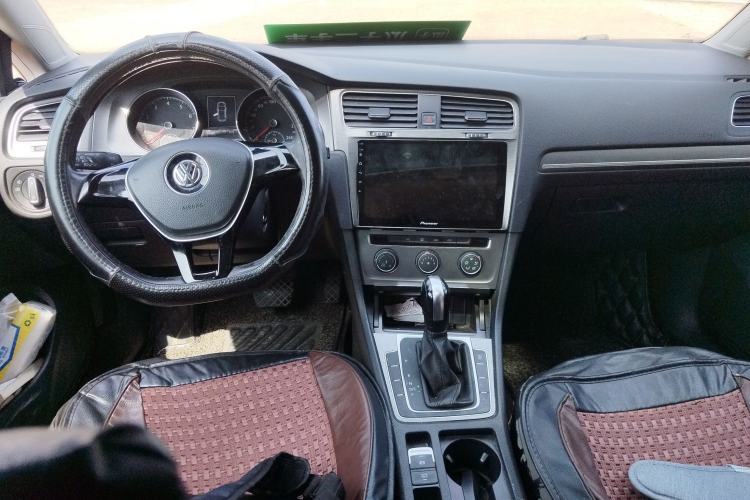 Used Volkswagen Golf 2015 1.6L Automatic Comfort Model Center Console