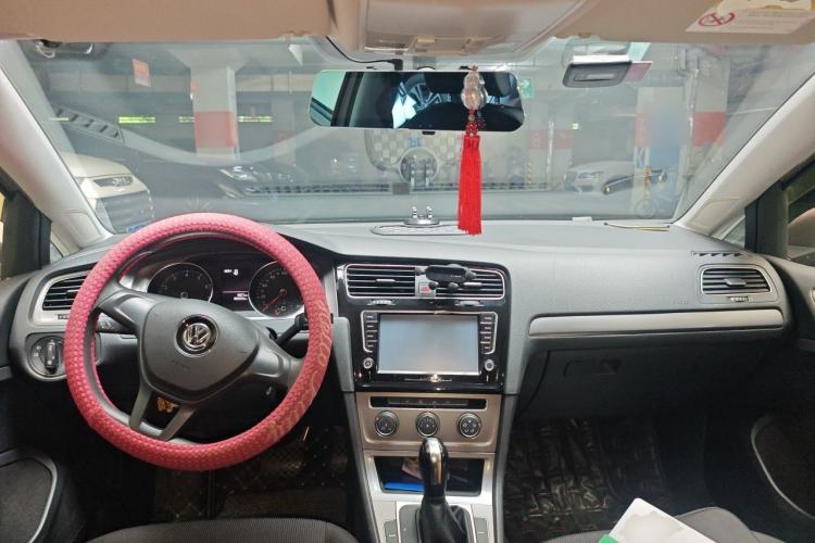 Used Volkswagen Golf 2015 1.6L Automatic Fashion Model Center Console