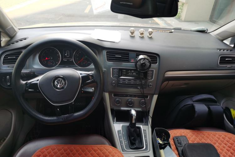 Used Volkswagen Golf 2015 1.6L Automatic Comfort Model Center Console