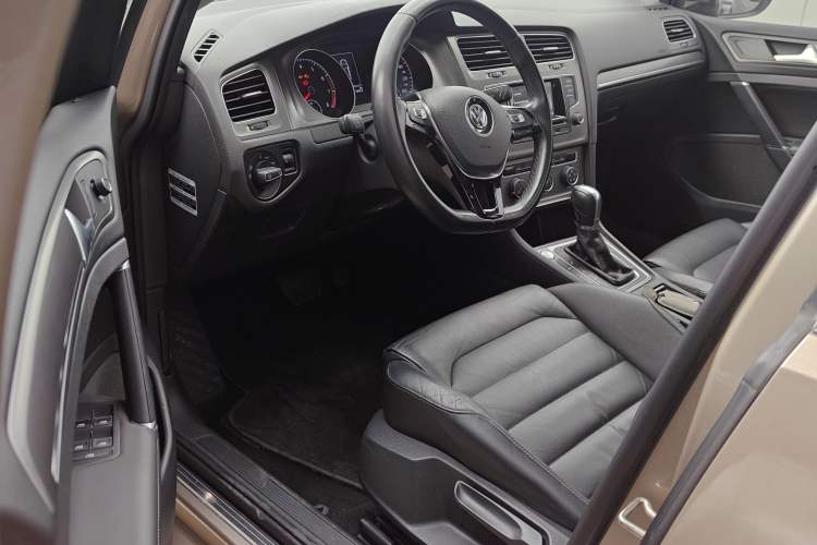 Used Volkswagen Golf 2015 1.4TSI Automatic Luxury Model Driver Seat