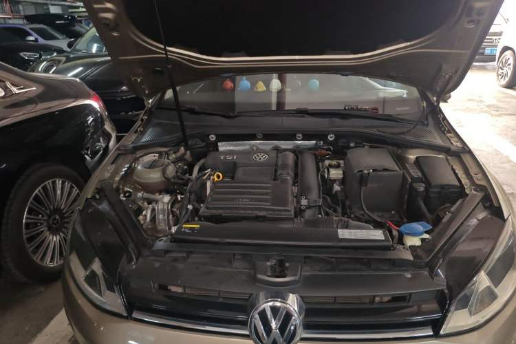 Used Volkswagen Golf 2015 1.4TSI Automatic Luxury Model Engine Bay Right