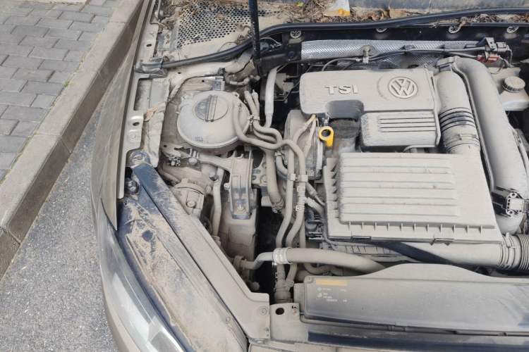 Used Volkswagen Golf 2015 1.4TSI Automatic Luxury Model Engine Bay Right