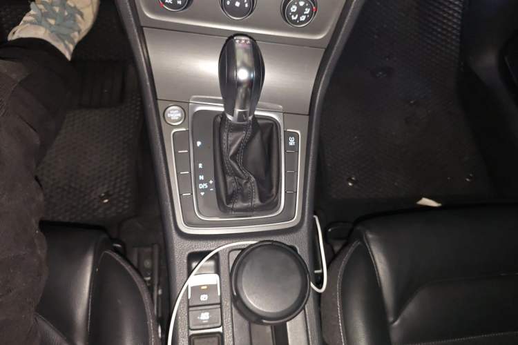 Used Volkswagen Golf 2015 1.4TSI Automatic Luxury Model Gear Lever