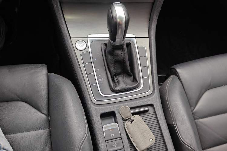 Used Volkswagen Golf 2015 1.4TSI Automatic Luxury Model Gear Lever