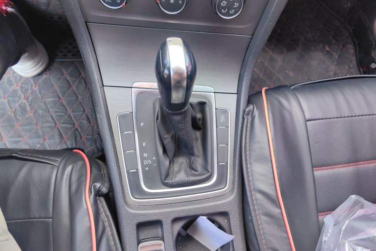 Used Volkswagen Golf 2015 1.4TSI Automatic Comfort Model Gear Lever