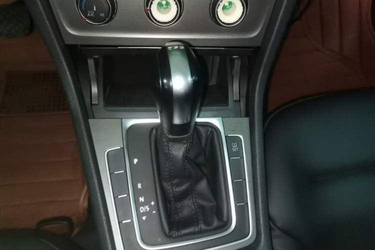 Used Volkswagen Golf 2015 1.4TSI Automatic Comfort Model Gear Lever