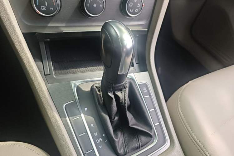 Used Volkswagen Golf 2015 1.6L Automatic Comfort Model Gear Lever