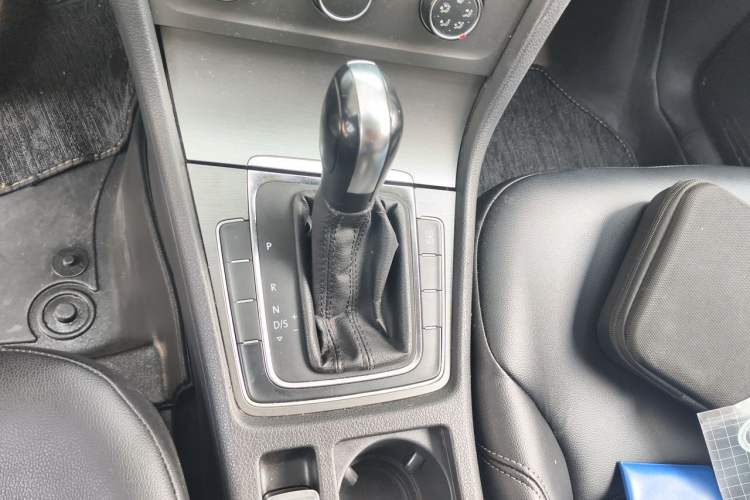 Used Volkswagen Golf 2015 1.6L Automatic Comfort Model Gear Lever