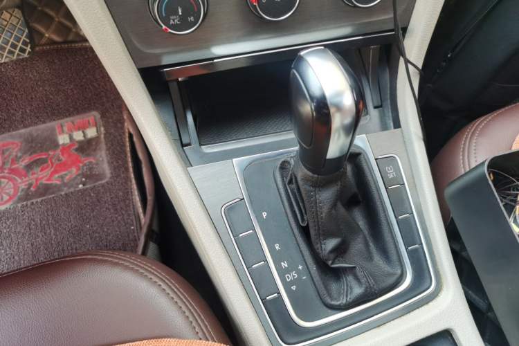 Used Volkswagen Golf 2015 1.6L Automatic Comfort Model Gear Lever